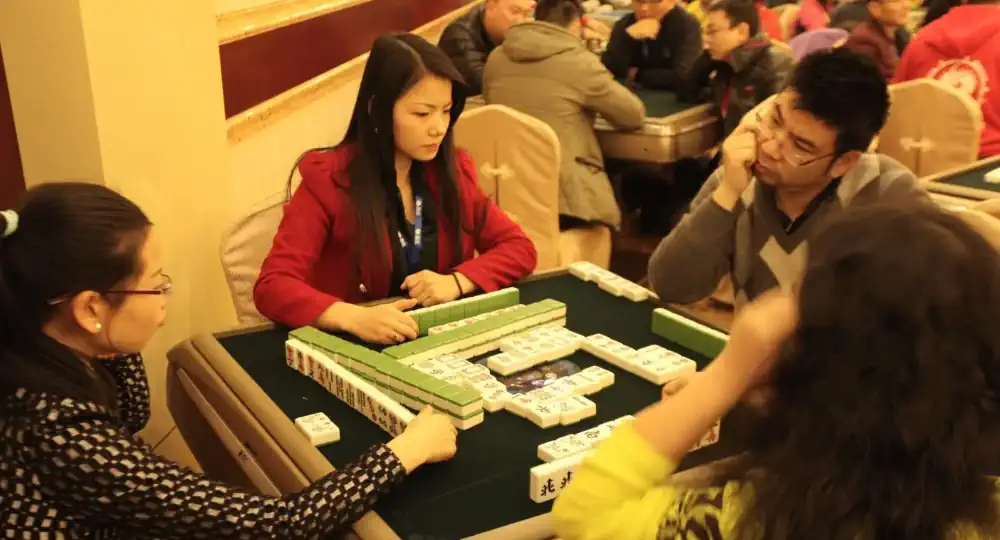 Gente jugando al Mahjong tradicional